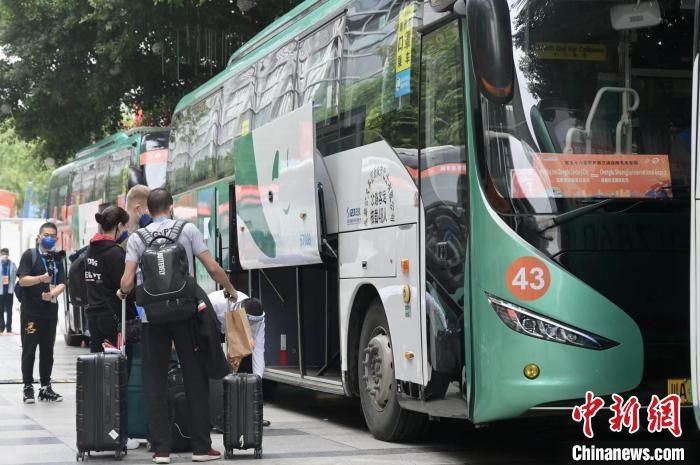 另外，本场比赛滕哈赫选择了瓦拉内和埃文斯来搭档中卫组合，这是他在本赛季使用的第九对不同的中卫组合。